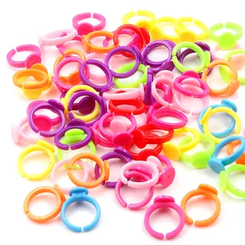 50шт пластиковых регулируемых красочных колец разного цвета 13 * 20 мм для детей с 8 мм пустым лотком для прокладок