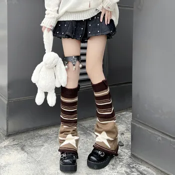 Носки в стиле ретро в коричневую полоску со звездами на икре, покрывающие пикантную девушку, могут быть обратимыми стопками носков.
